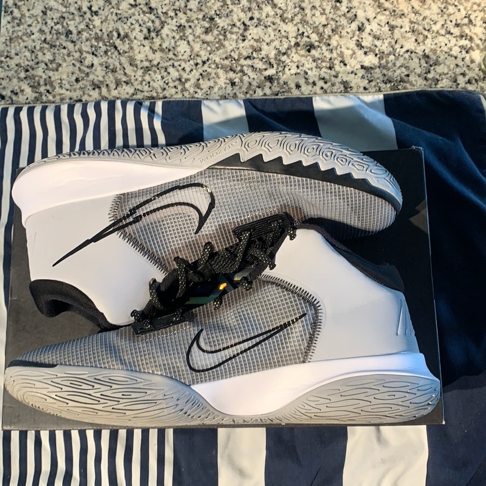 Kyrie Irving Flytrap 4